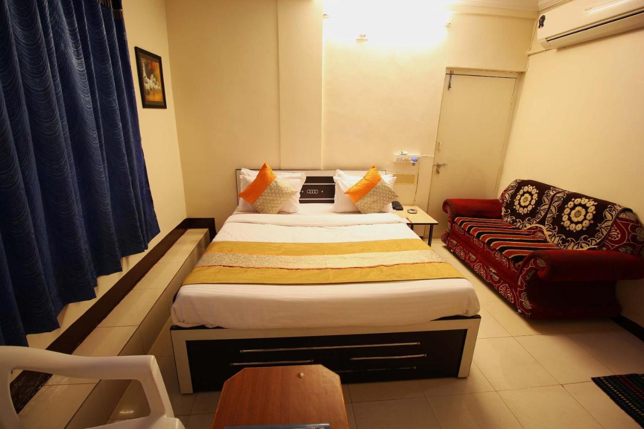 Oyo Hotel Blue Diamond Ahmedabad Luaran gambar