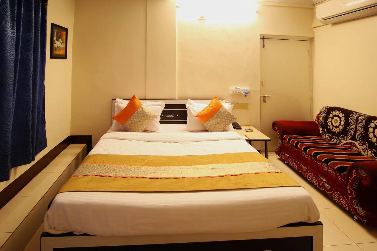 Oyo Hotel Blue Diamond Ahmedabad Luaran gambar